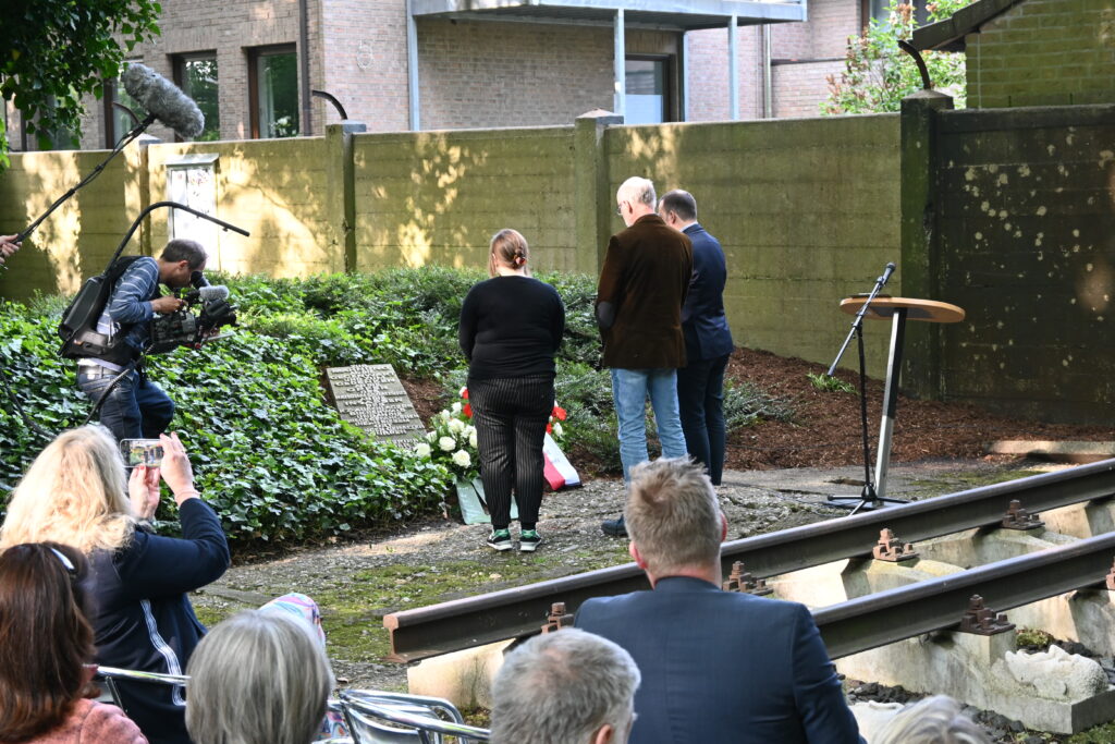 An der Gedenkstätte am KZ-Außenlager wird ein Kranz niedergelegt.