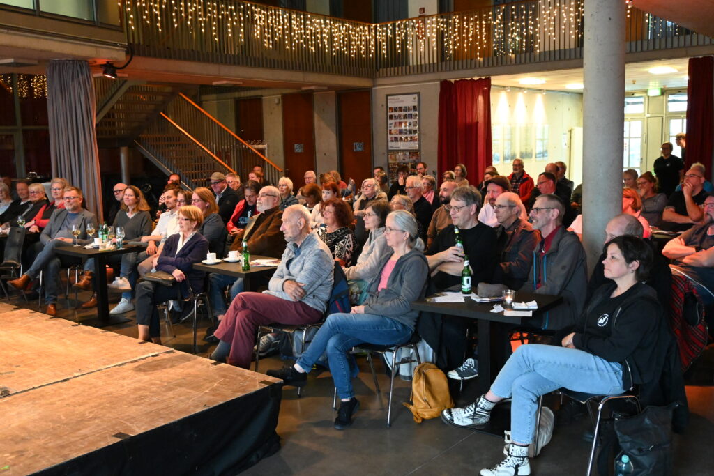 Circa 50-100 Personen lauschen dem Vortag von Dierk Borstel.