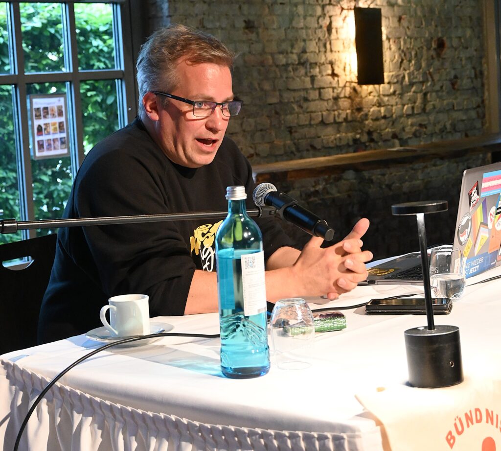 Dierk Borstel diskutiert lebhaft mit seine Zuhörenden.