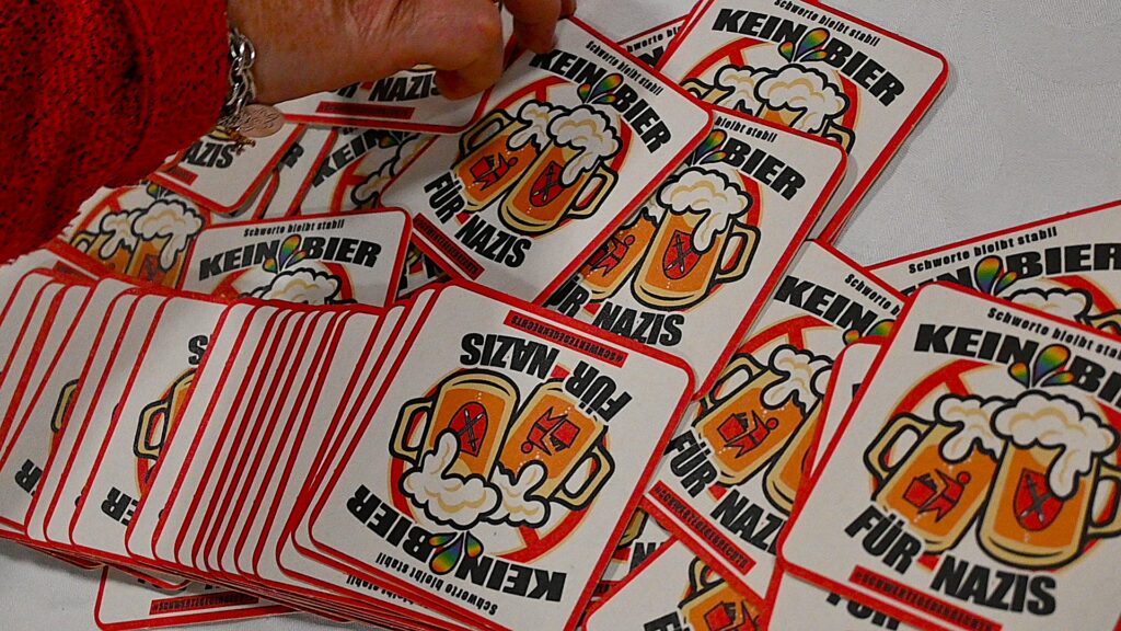 Es lagen Bierdeckel der neuen Bündnis-Kampagne „Schwerte bleibt stabil“ aus mit der Aufschrift „Kein Bier für Nazis“.