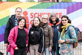 Das Team vom Stand von Schwerte gegen Rechts vor dem Bündnis-Banner.