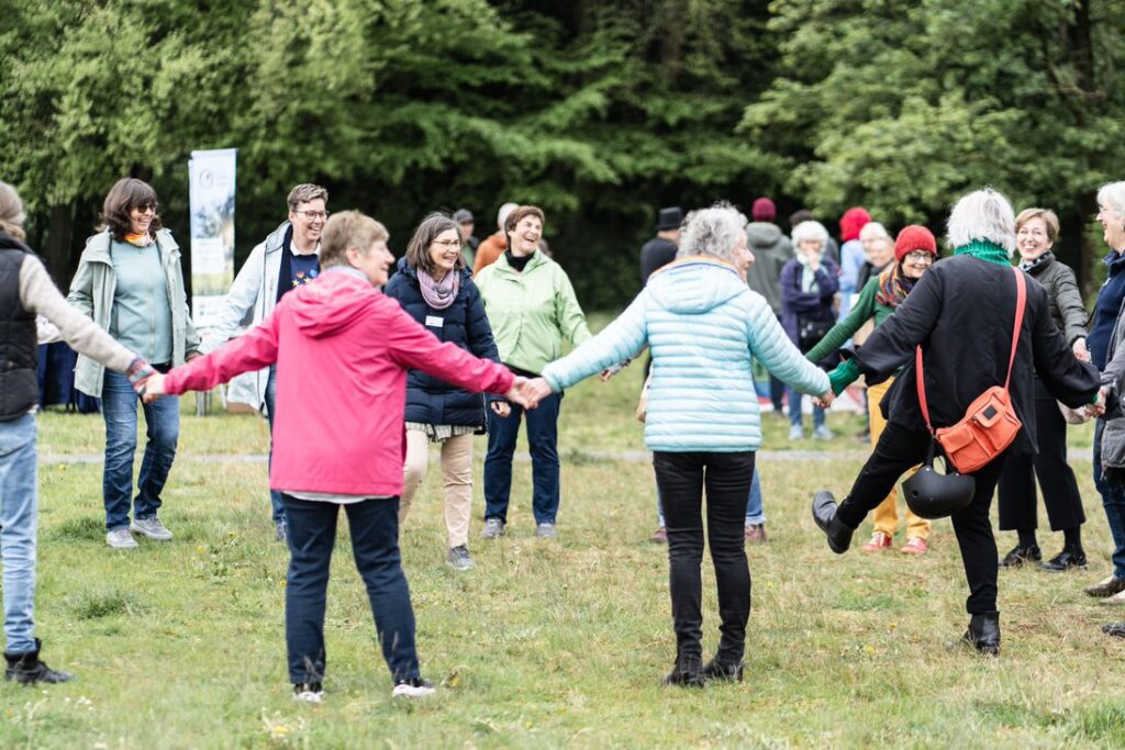 Die Besucher*innen des Europafest tanzen ausgelassen auf dem Rohrmeisterei-Plateu.