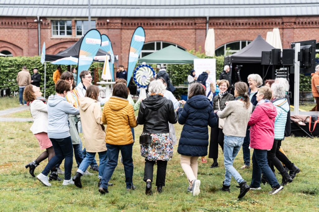 Die Besucher*innen des Europafest tanzen ausgelassen auf dem Rohrmeisterei-Plateu.