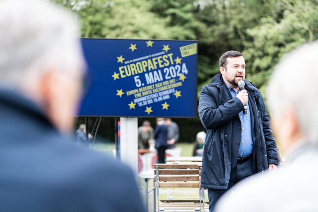 Bürgermeister Dimitrios Axourgos begrüßt die Besucher*innen des Europafest.