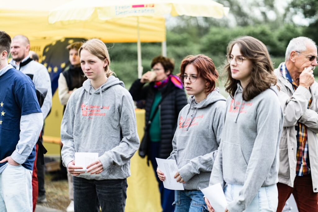 Die KiJuPa-Mitglieder warten auf ihren großen Auftritt.