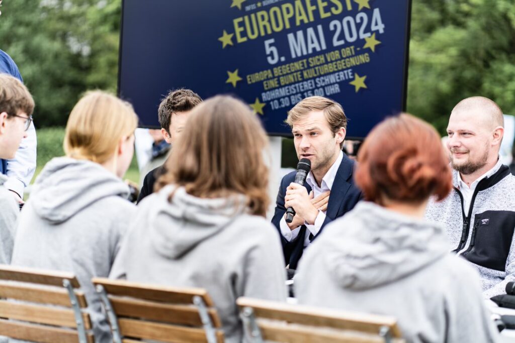 Mitglieder des Kinder- und Jugendparlamentes im Gespräch mit Kandidaten bei der Europawahl.