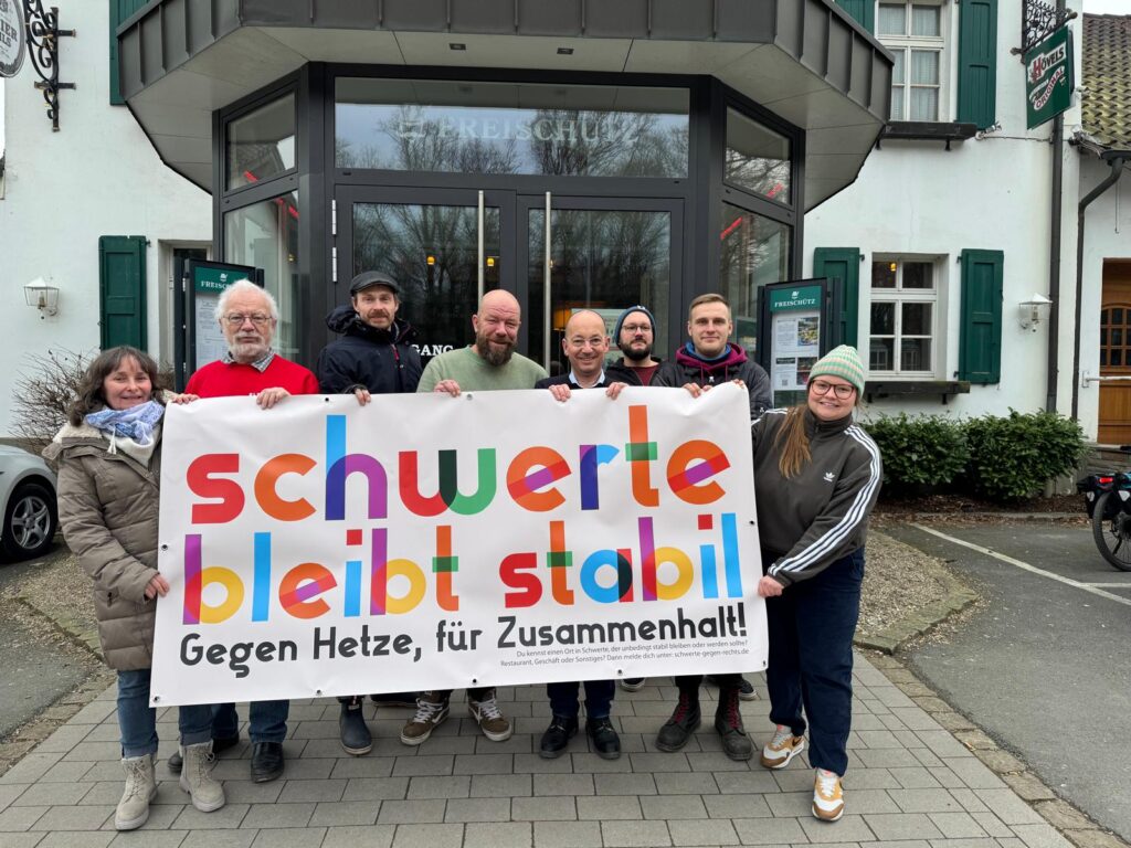 Gruppenfoto von verschieden Gastronom*innen und Vertreter*innen von Schwerte gegen Rechts mit einem Banner vor dem Freischütz