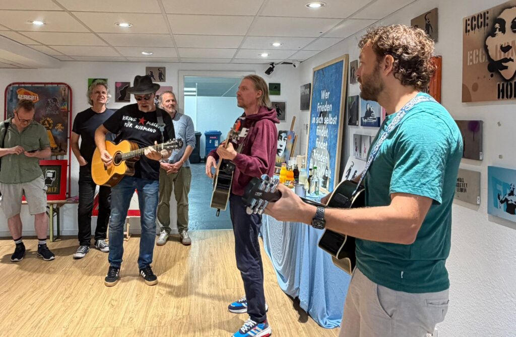 Musiker mit Gitarre in den Räumen der Ausstellung.